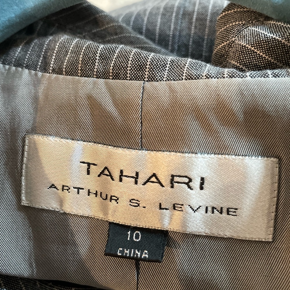 Beautiful business suit.. in perfect condition